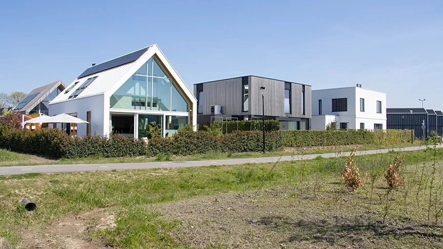 Drie vrijstaande villa's aan looppad