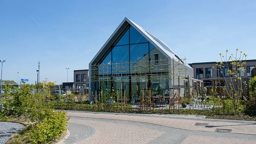 Vrijstaande villa met jonge leibomen