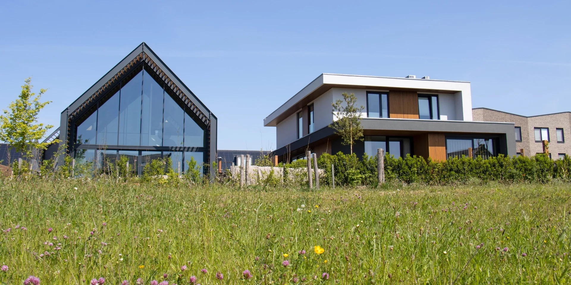 Twee vrijstaande villa's met uitzicht over het gras
