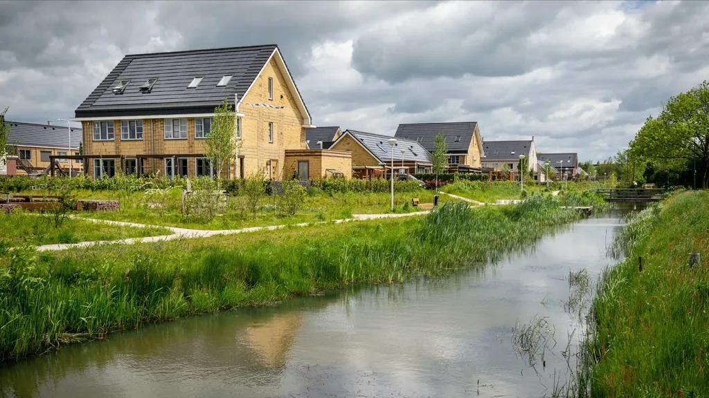 Tweekappers met water op de voorgrond
