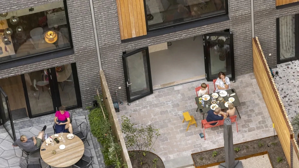 Mensen dineren in achtertuin van hun woning