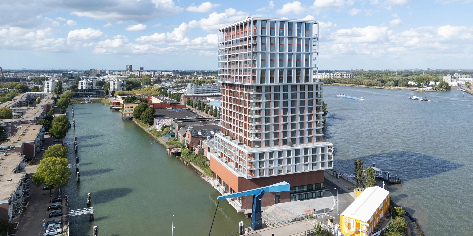 Luchtfoto Piekstraat met uitzicht op de Maas en de Persoonshaven