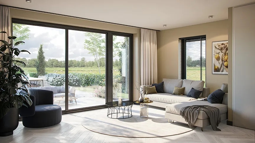 Woonkamer met bank, fauteuil en plant met zicht op de achtertuin