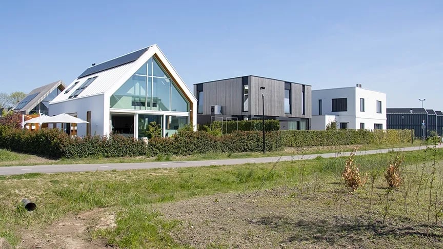 Drie vrijstaande villa's aan looppad