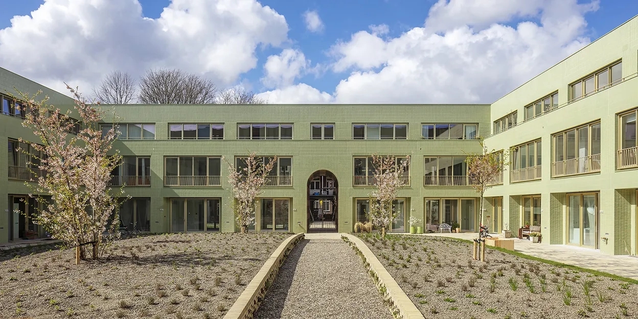 Binnentuin met bomen en jonge planten