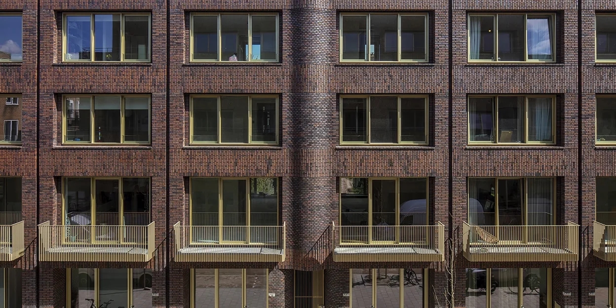 Vooraanzicht van de woningen met balkon