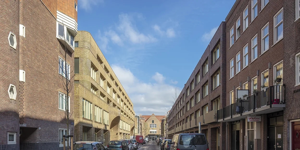 Doorkijk in de straat van Spaarndammerhart in Amsterdam