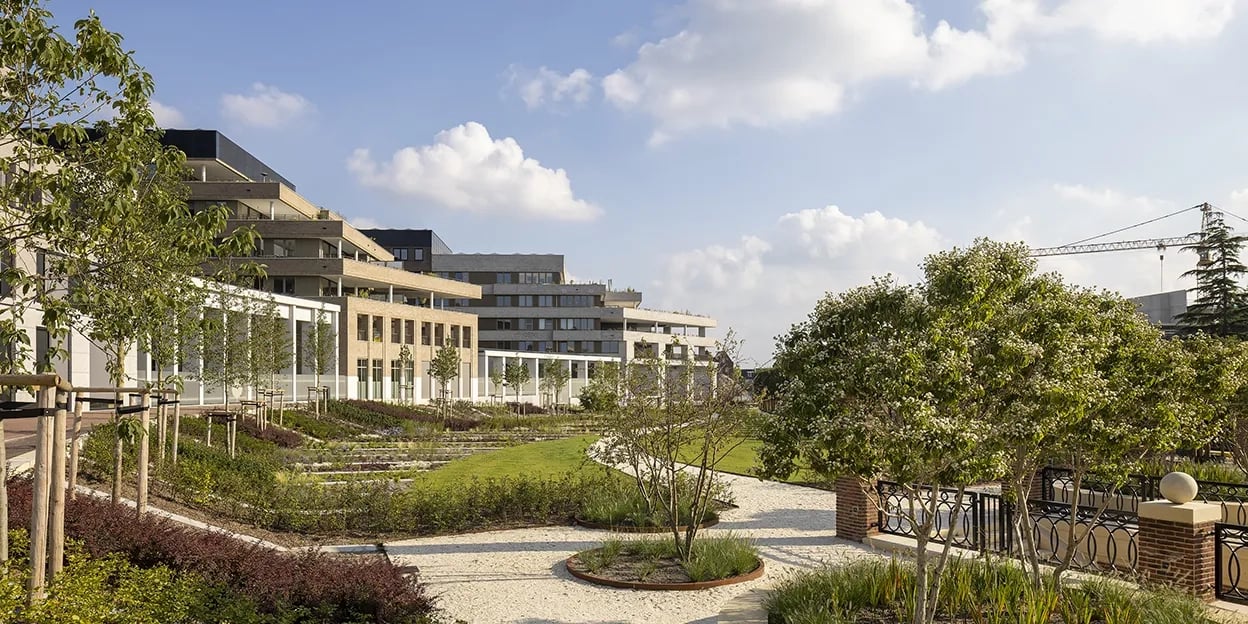 Tuin met planten voor het Greenville gebouw