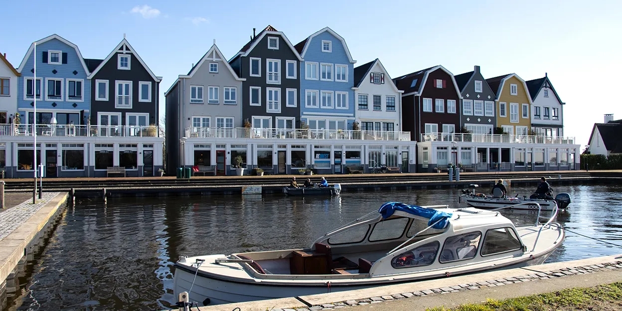 De herenhuizen van Porseleinhaven aan het water met boot