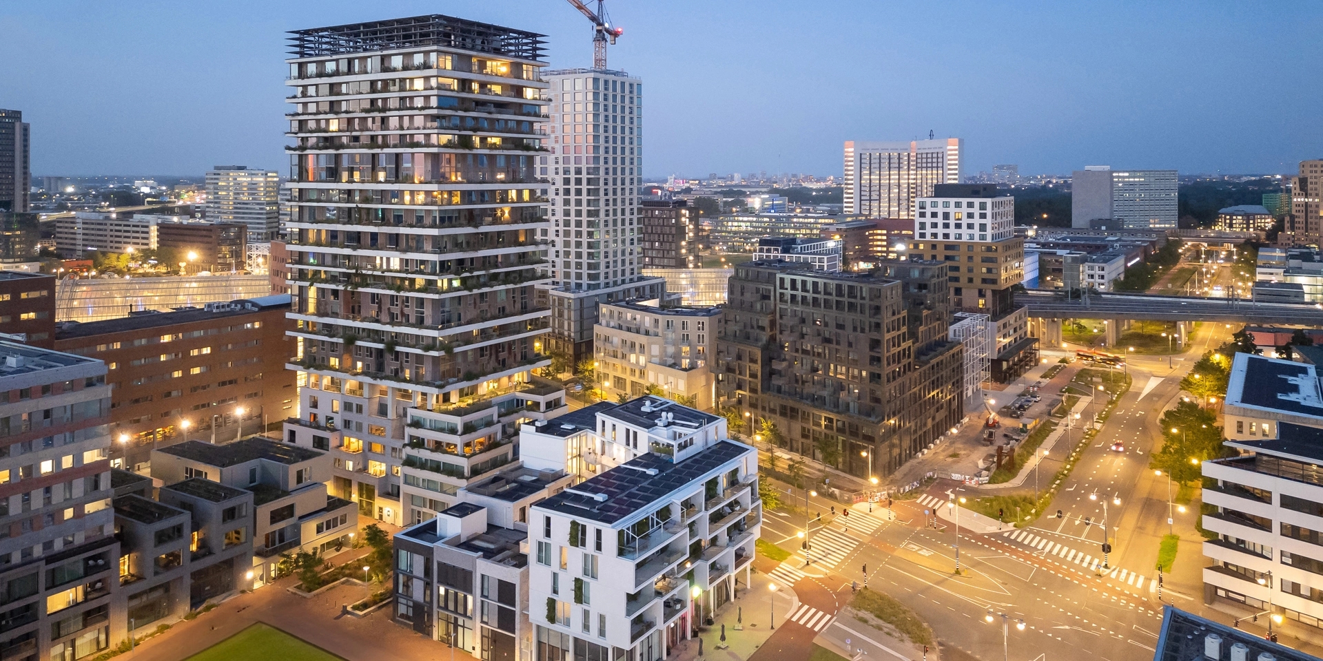 Avondbeeld, luchtfoto Amsterdam Vertical