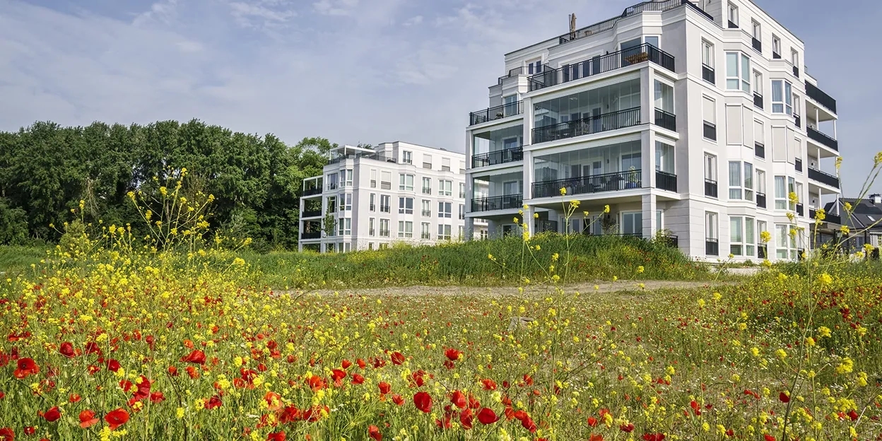Appartementen met bloemenveld van Duineveld