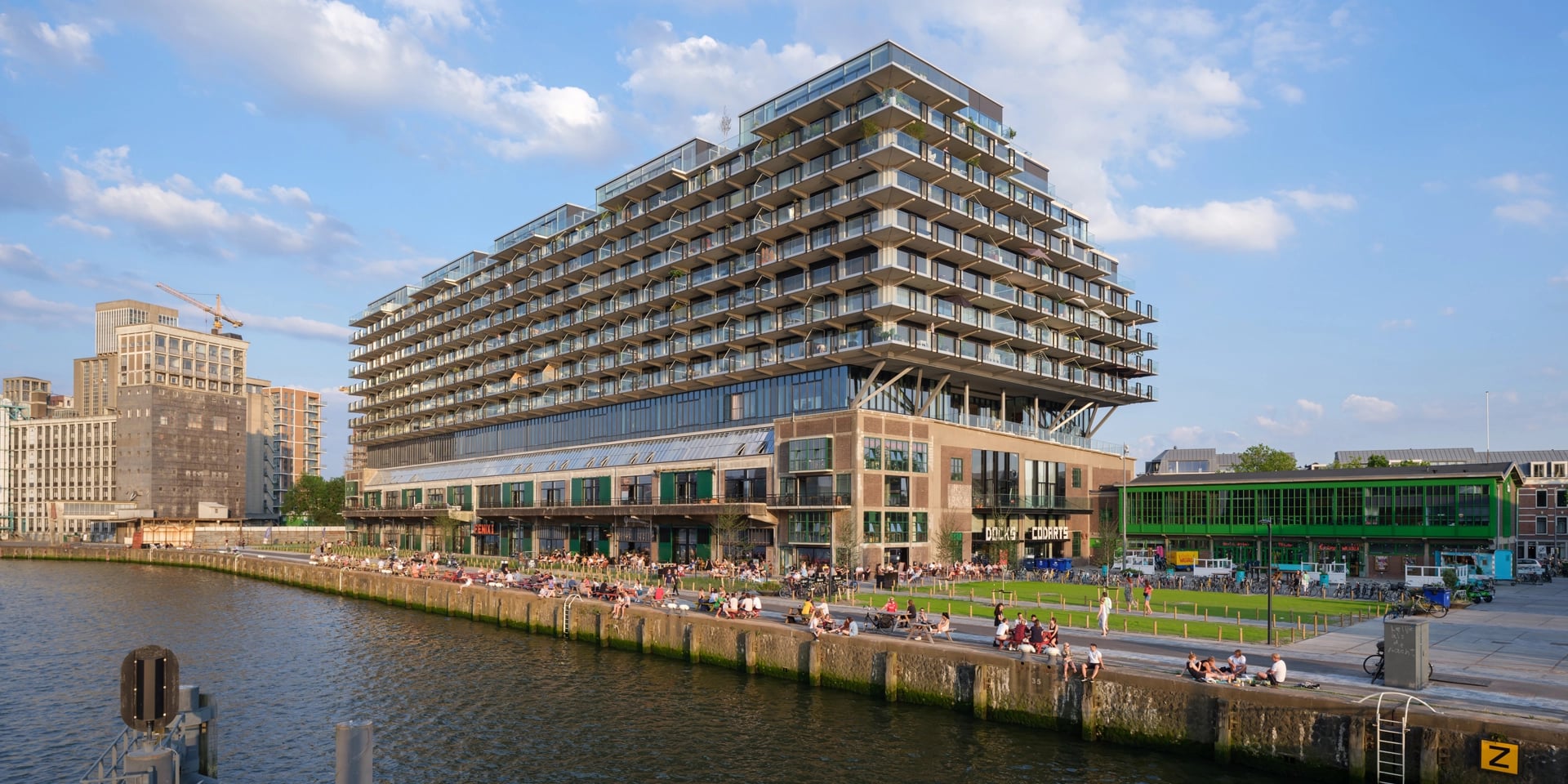 Fenixlofts, Docks, Codarts en Walhalla langs de kade op Katendrecht