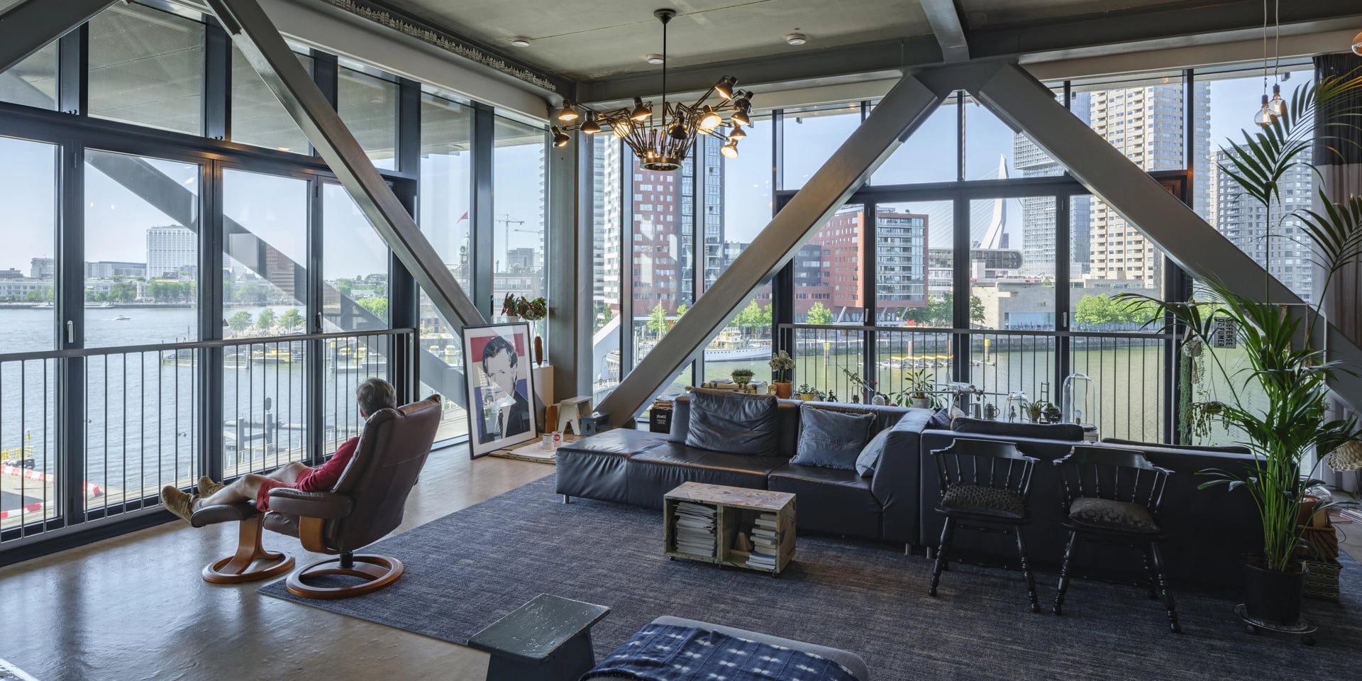 Interieur met uitzicht over de maas en de Holland Amerika Lijn
