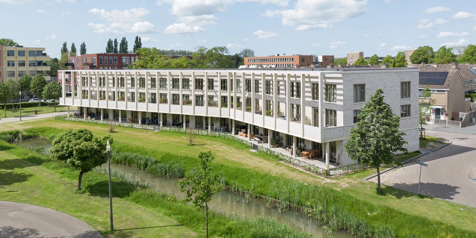 De Valk, met op de achtergrond appartementen