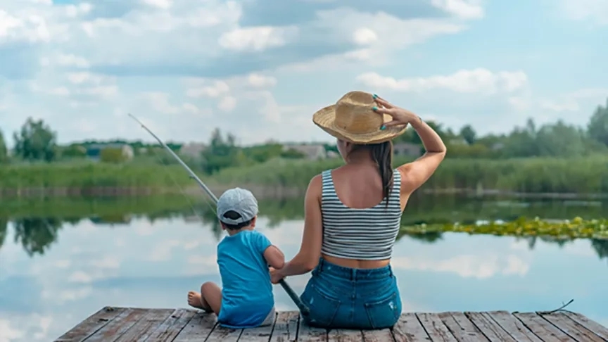 Moeder en zoon vissen vanaf een zwemsteiger