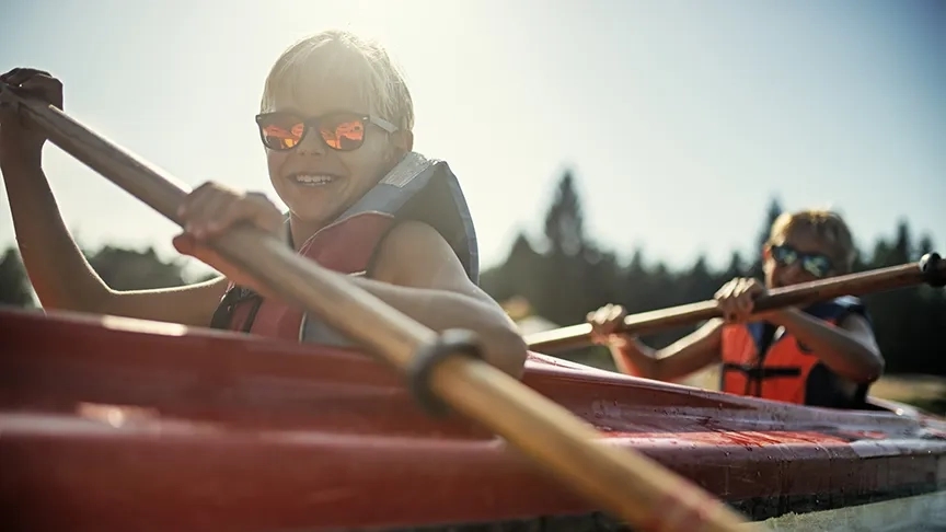 Kinderen in kajak met peddels