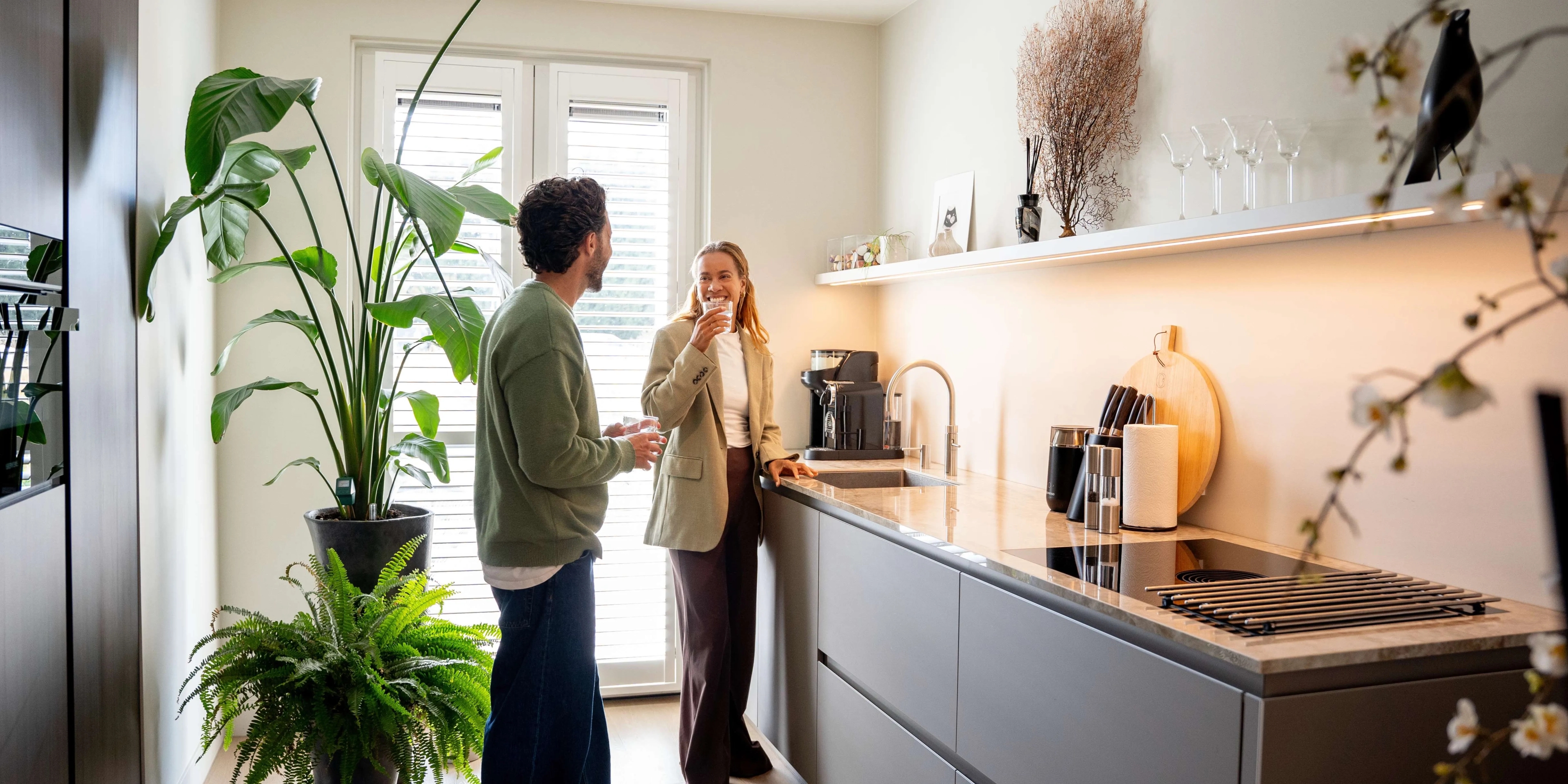 Jong stel staat lachend in de keuken