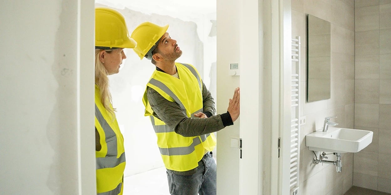 Man en vrouw controleren hun woning op gebreken