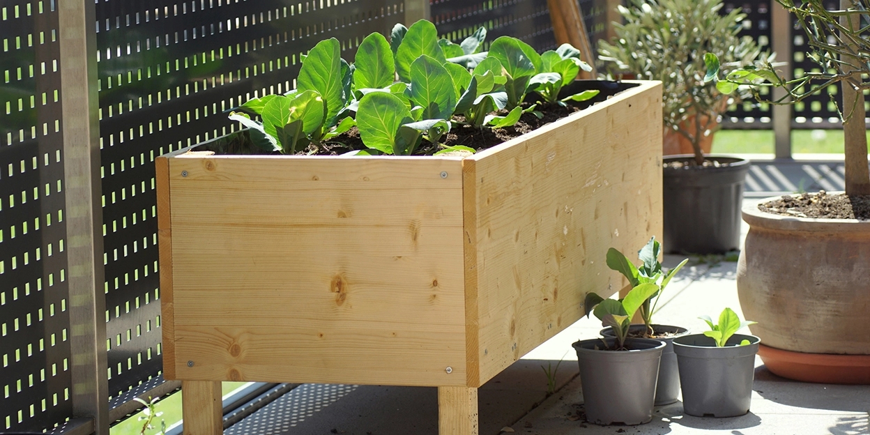 Houten plantenbak op balkon