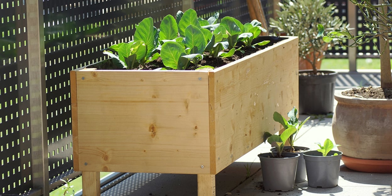 Houten plantenbak op balkon