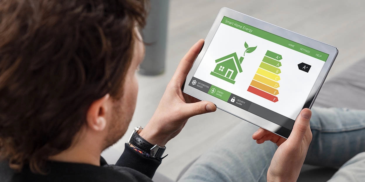 Man bekijkt op een tablet het energielabel van zijn nieuwbouwwoning